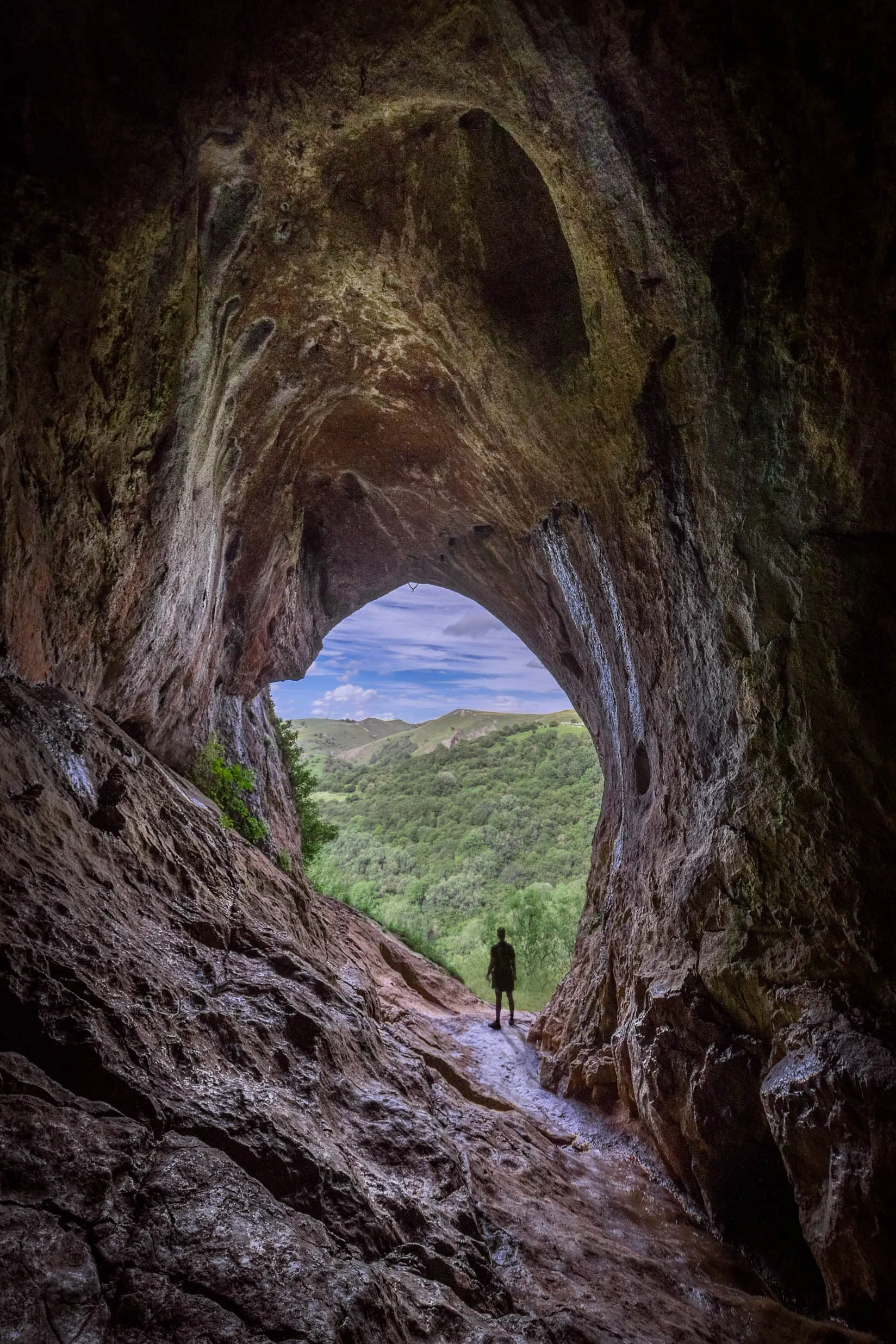 Rocky entrance inside Thor's Cave